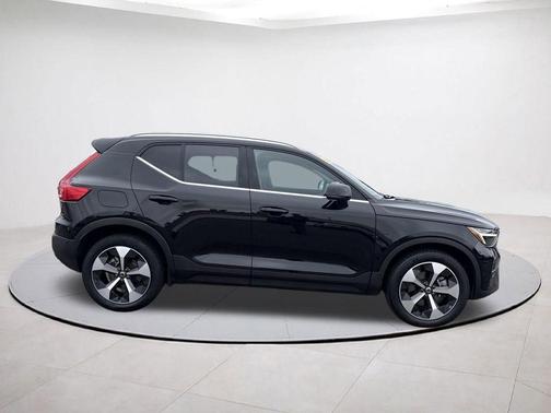 2025 Volvo XC40 B5 Plus Bright Theme