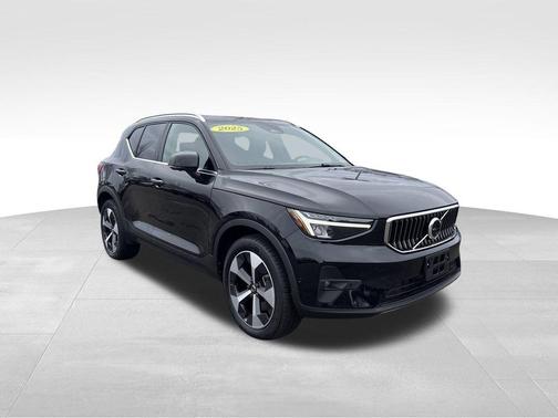 2025 Volvo XC40 B5 Plus Bright Theme