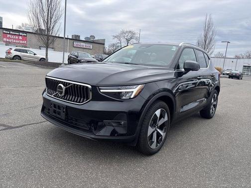 2025 Volvo XC40 B5 Plus Bright Theme