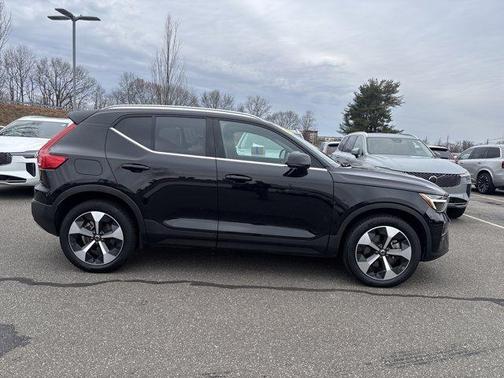 2025 Volvo XC40 B5 Plus Bright Theme