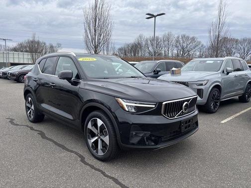 2025 Volvo XC40 B5 Plus Bright Theme