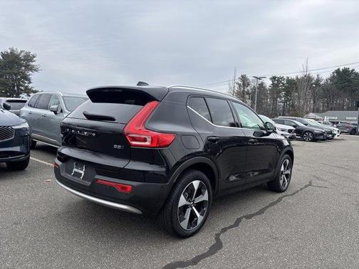 2025 Volvo XC40 B5 Plus Bright Theme