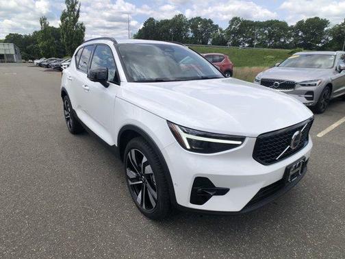 2024 Volvo XC40 B5 Ultimate Dark Theme