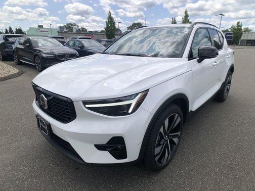 2024 Volvo XC40 B5 Ultimate Dark Theme