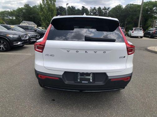 2024 Volvo XC40 B5 Ultimate Dark Theme