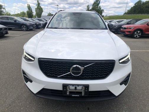 2024 Volvo XC40 B5 Ultimate Dark Theme