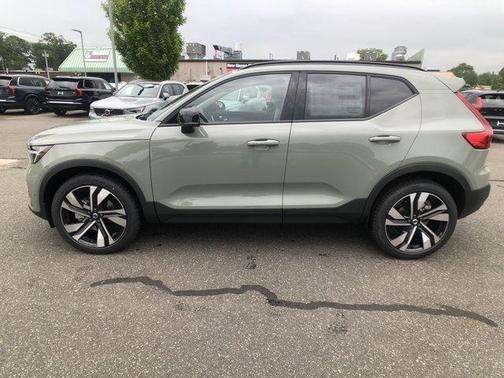 2025 Volvo XC40 B5 Plus Dark Theme