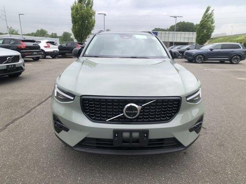 2025 Volvo XC40 B5 Plus Dark Theme