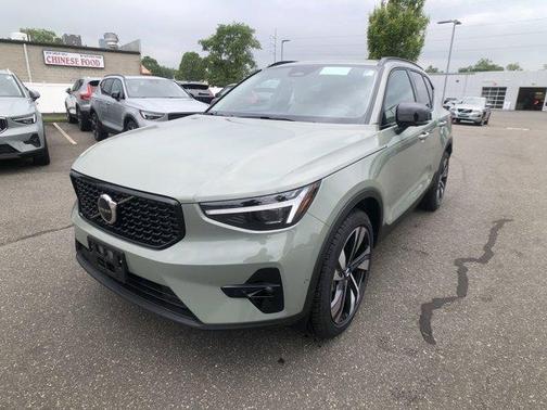 2025 Volvo XC40 B5 Plus Dark Theme
