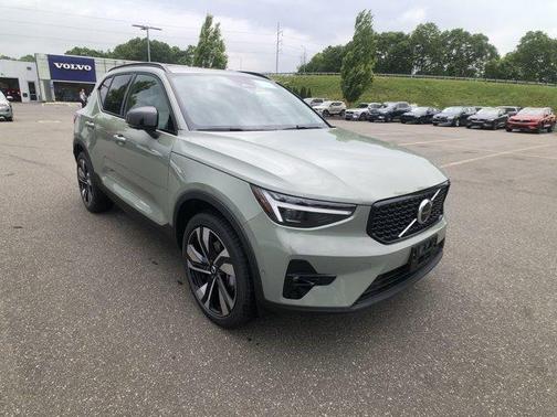 2025 Volvo XC40 B5 Plus Dark Theme