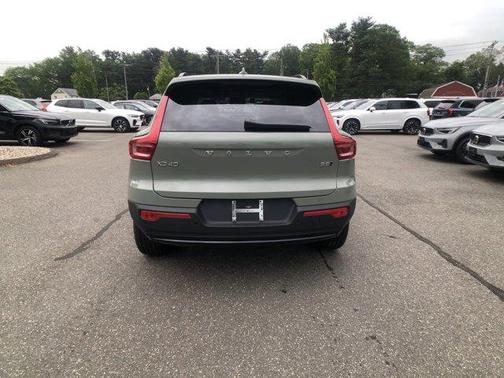 2025 Volvo XC40 B5 Plus Dark Theme