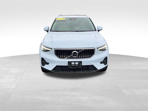 Cloud 9 White 2024 Volvo XC40 B5 Ultimate Bright Theme