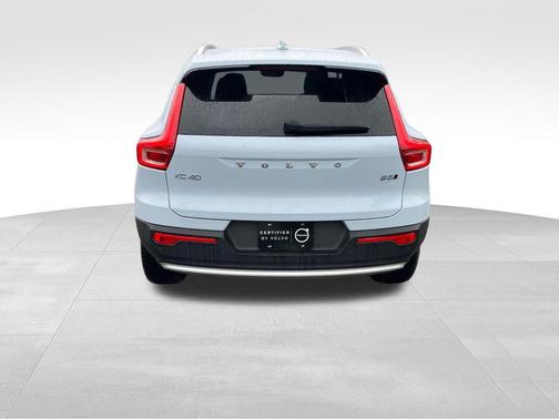 Cloud 9 White 2024 Volvo XC40 B5 Ultimate Bright Theme