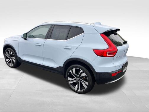 Cloud 9 White 2024 Volvo XC40 B5 Ultimate Bright Theme