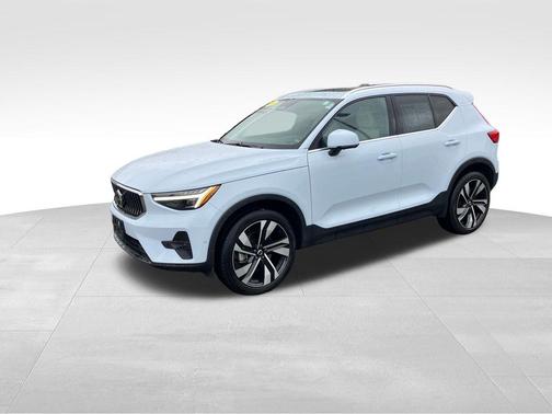 Cloud 9 White 2024 Volvo XC40 B5 Ultimate Bright Theme