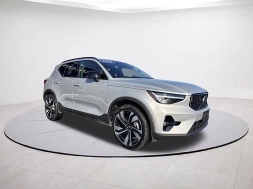 2025 Volvo XC40 B5 Plus Dark Theme