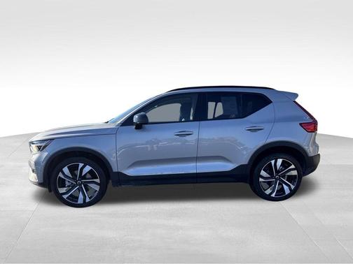 2025 Volvo XC40 B5 Plus Dark Theme