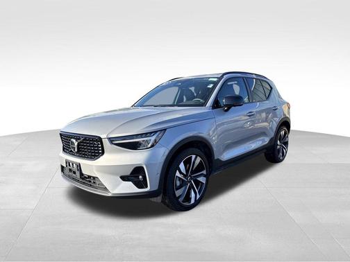 2025 Volvo XC40 B5 Plus Dark Theme