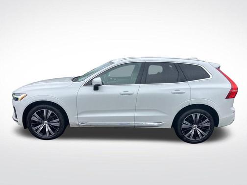 Crystal White Metallic 2023 Volvo XC60 B5 Plus Bright Theme