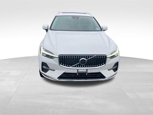 Crystal White Metallic 2023 Volvo XC60 B5 Plus Bright Theme