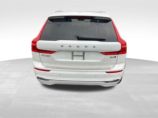Crystal White Metallic 2023 Volvo XC60 B5 Plus Bright Theme