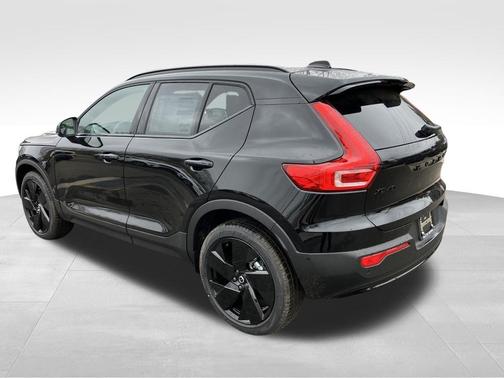 Ultra Black 2026 Volvo XC40 B5 Ultra Black Edition