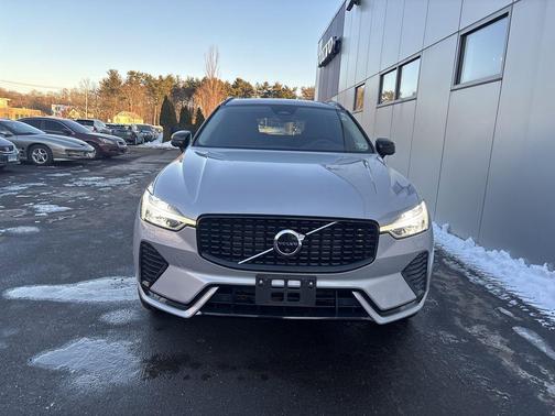 2023 Volvo XC60 B5 Plus Dark Theme