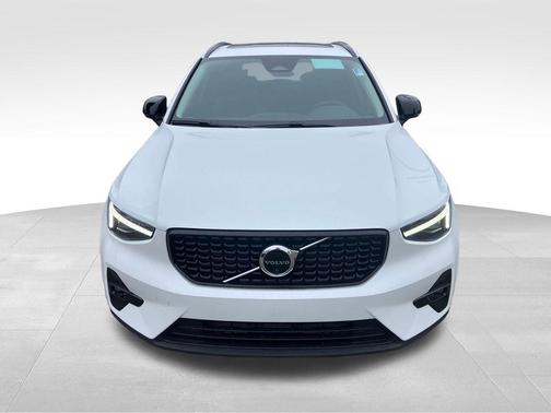 Crystal White 2026 Volvo XC40 B5 Plus