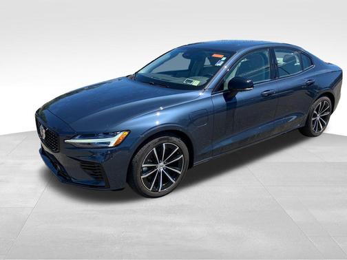 Denim Blue Metallic 2025 Volvo S60 Plug-In Hybrid T8 Plus