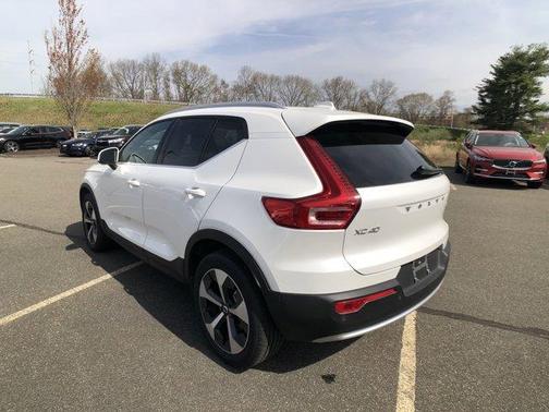 2025 Volvo XC40 B5 Plus Bright Theme