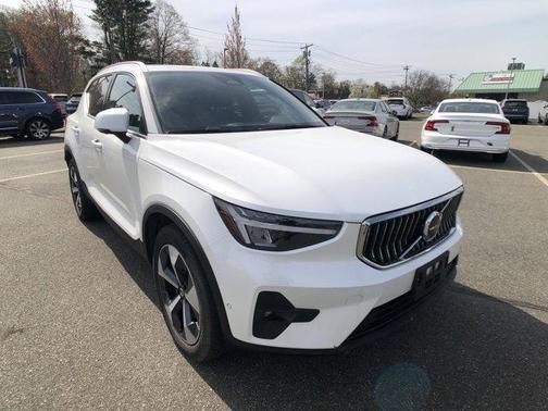 2025 Volvo XC40 B5 Plus Bright Theme
