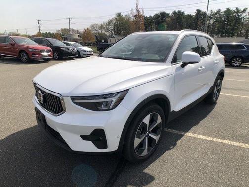 2025 Volvo XC40 B5 Plus Bright Theme