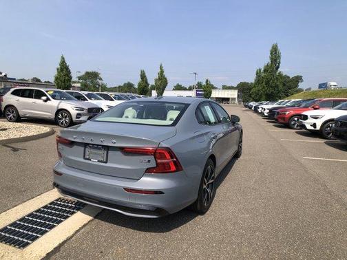2024 Volvo S60 B5 Plus Dark Theme