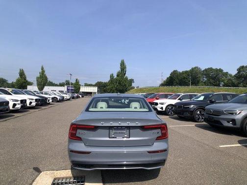 2024 Volvo S60 B5 Plus Dark Theme