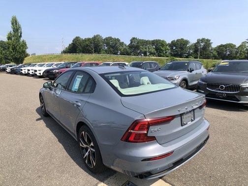 2024 Volvo S60 B5 Plus Dark Theme
