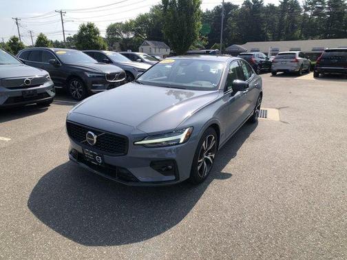 2024 Volvo S60 B5 Plus Dark Theme