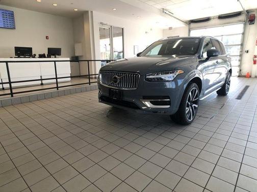 2023 Volvo XC90 B5 Plus
