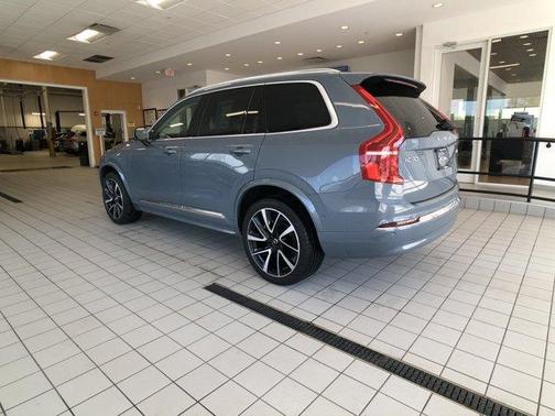 2023 Volvo XC90 B5 Plus