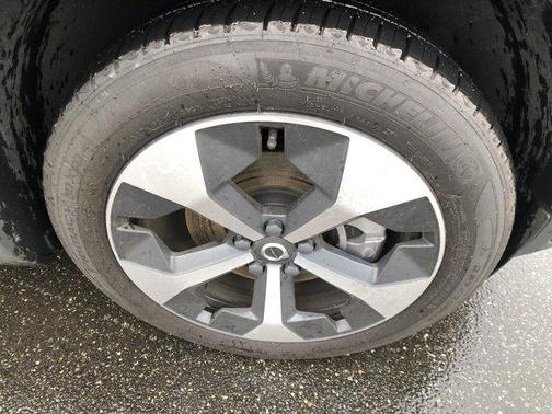 2023 Volvo XC40 B5 Plus Bright Theme
