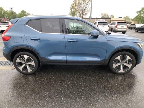 2023 Volvo XC40 B5 Plus Bright Theme
