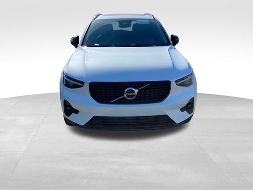 Crystal White 2026 Volvo XC40 B5 Plus