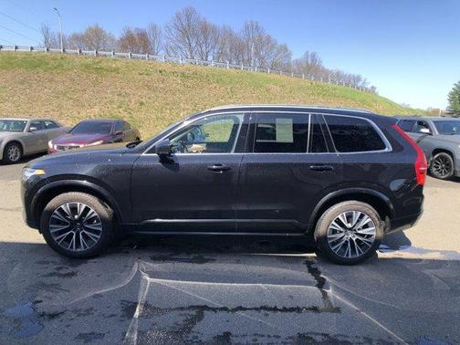 2022 Volvo XC90 T6 Momentum 7 Passenger