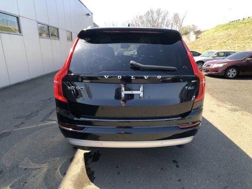 2022 Volvo XC90 T6 Momentum 7 Passenger