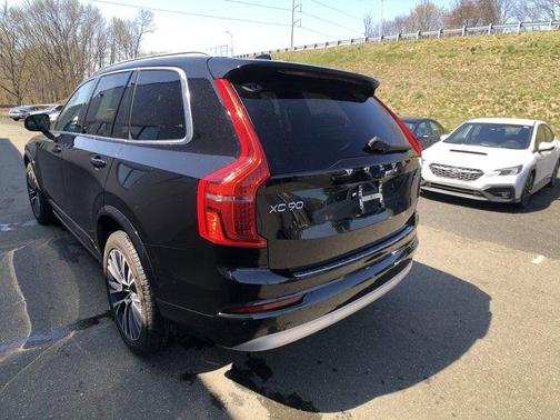 2022 Volvo XC90 T6 Momentum 7 Passenger