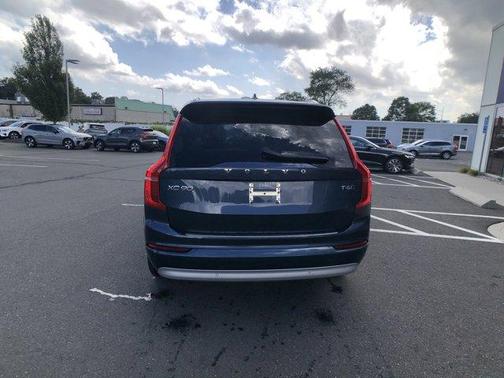 2022 Volvo XC90 T6 Momentum 7 Passenger