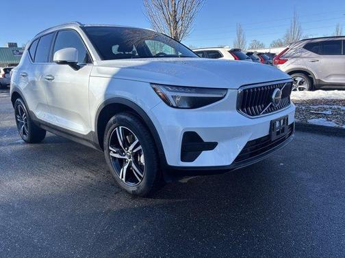2025 Volvo XC40 B5 Core Bright Theme