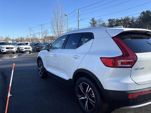 2025 Volvo XC40 B5 Core Bright Theme