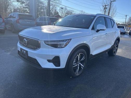 2025 Volvo XC40 B5 Core Bright Theme
