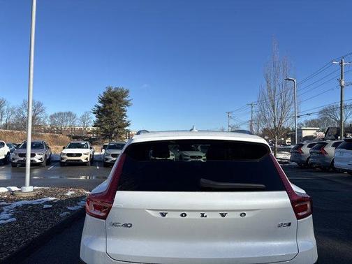 2025 Volvo XC40 B5 Core Bright Theme