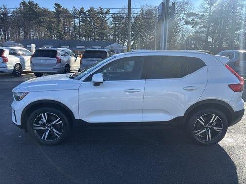 2025 Volvo XC40 B5 Core Bright Theme